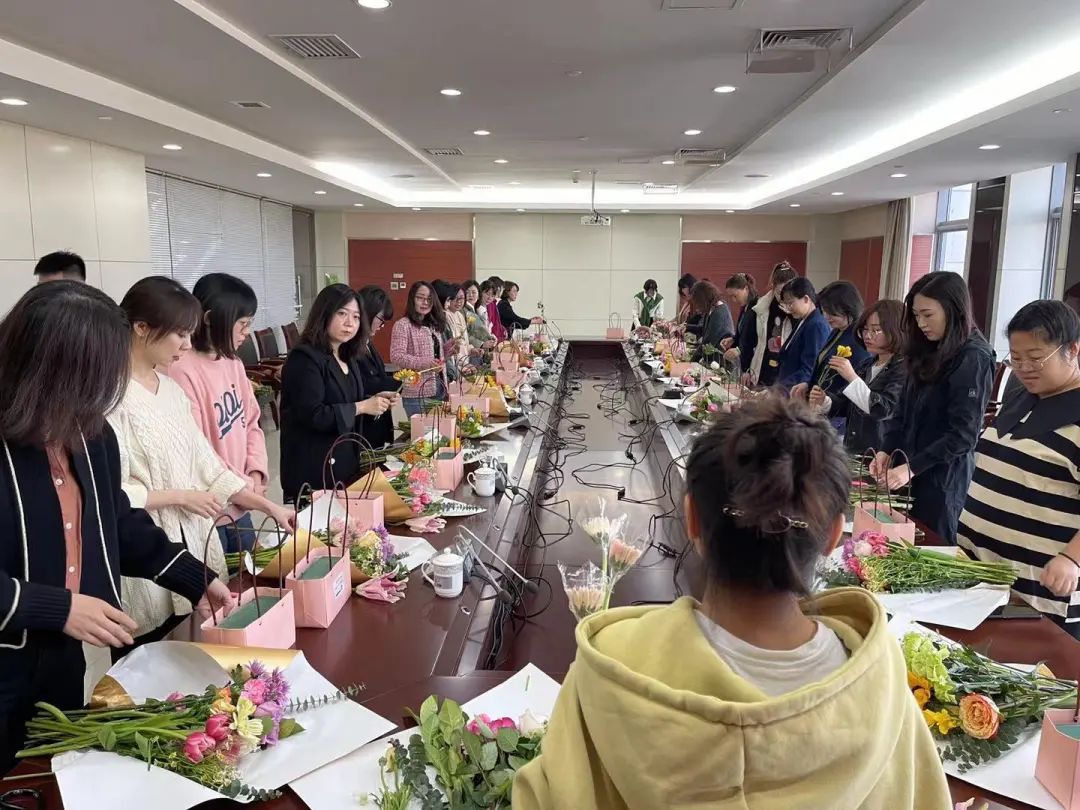 精品人妻少妇嫩草AV无码专区，欧美性夜黄A片爽爽免费视频，欧美成人在线视频，欧美亚韩一区二区三区，欧美成人在线视频......开展“三八”妇女节创意插花活动(图1)