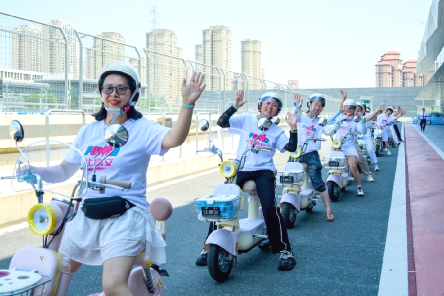 跨界联手，比德文电动车携手V1汽车世界闪耀夏日狂欢节！(图3)