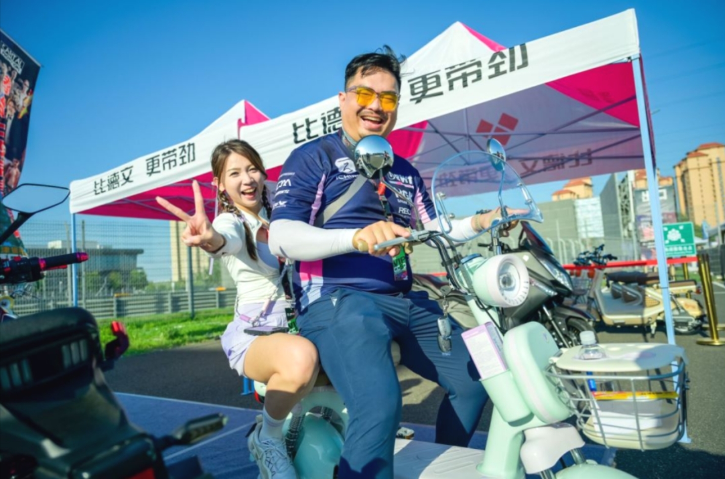 跨界联手，比德文电动车携手V1汽车世界闪耀夏日狂欢节！(图2)