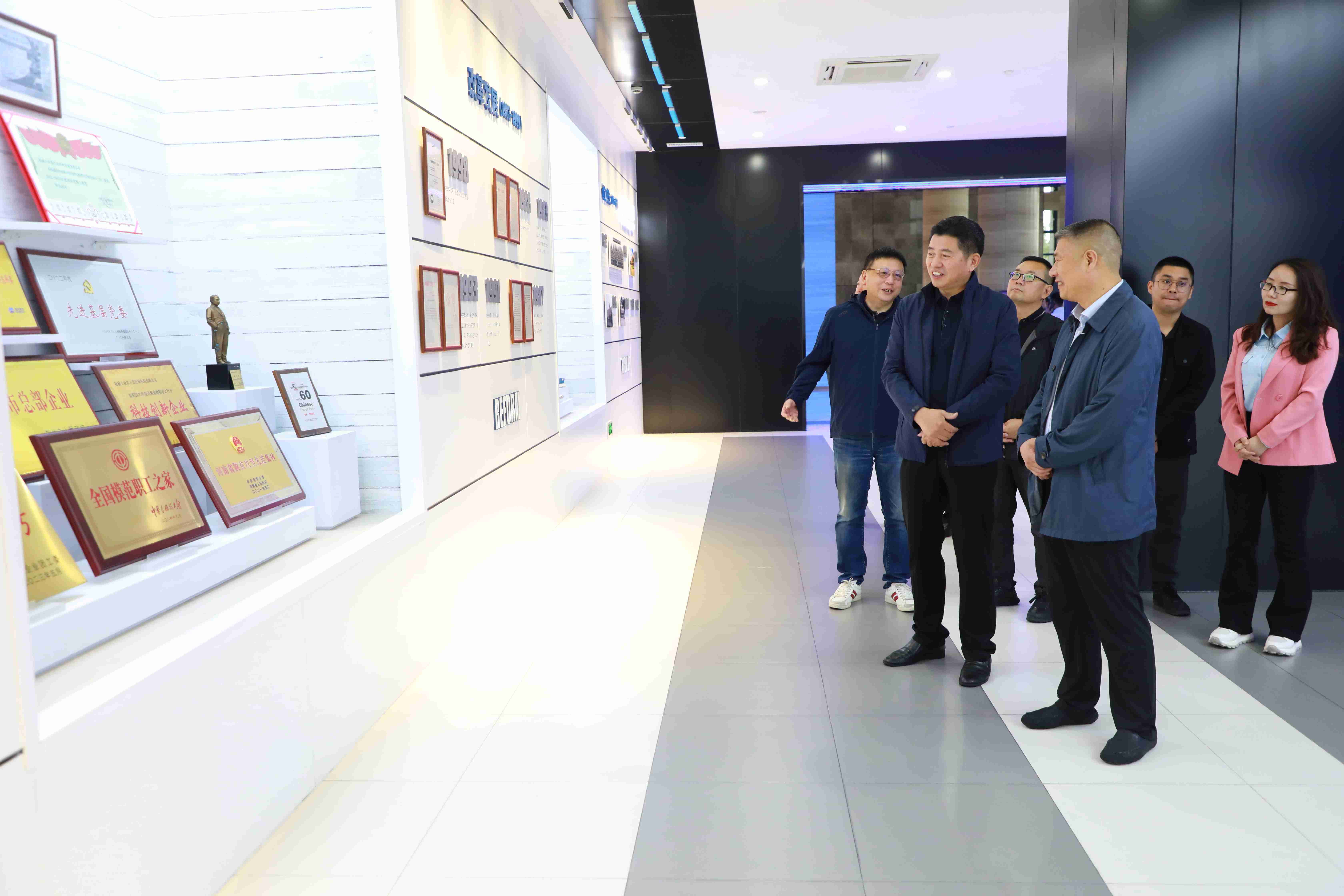 精品人妻少妇嫩草AV无码专区，欧美性夜黄A片爽爽免费视频，欧美成人在线视频，欧美亚韩一区二区三区，欧美成人在线视频......产业园与中机六院签署战略合作协议(图4)