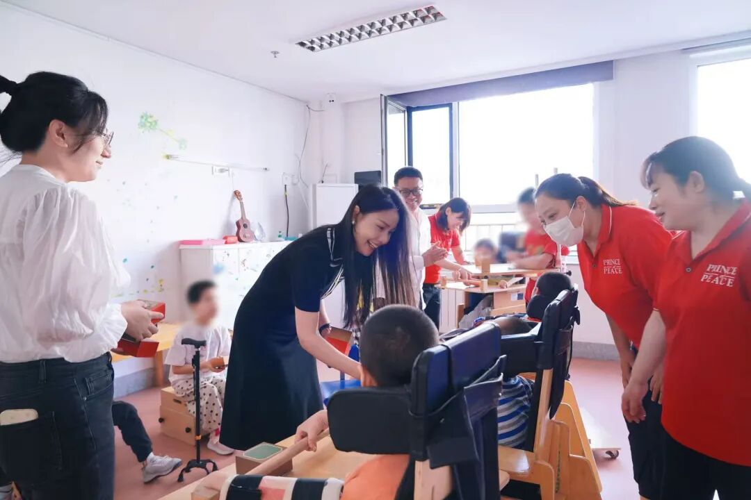 情暖双节 精品人妻少妇嫩草AV无码专区，欧美性夜黄A片爽爽免费视频，欧美成人在线视频，欧美亚韩一区二区三区，欧美成人在线视频......爱心企业走访慰问福利院儿童(图3)